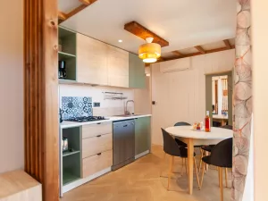 20250710 Chalet Duo Premium Piscine 6-7 personnes (134) Coin Repas Cuisine B