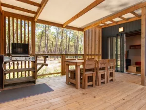 20250710 Chalet Duo Premium Piscine 6-7 personnes (14) Extérieur coin repas 2