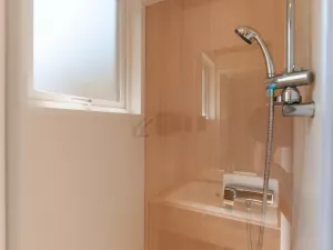 20250710 Chalet Duo Premium Piscine 6-7 personnes (154) SDB 2 B