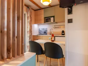 20250710 Chalet Duo Premium Piscine 6-7 personnes (44) Suite Parentale - Cuisine B-Enhanced-NR