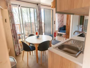 20250710 Chalet Premium Piscine 4-5 personnes (14) Coin Repas A