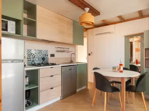 20250710 Chalet Premium Piscine 4-5 personnes (23) Coin Repas B