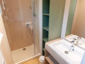 20250710 Chalet Premium Piscine 4-5 personnes (36) SDB 1