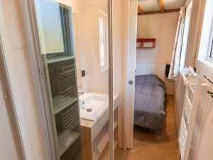 20250710 Chalet Premium Piscine 4-5 personnes (37) SDB + Chambre 1