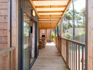 20250710 Chalet Premium Piscine 4-5 personnes (69) Terrasse