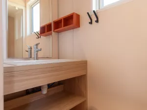 20250710 Chalet Premium Piscine 4-5 personnes (7) Salle de bain 2