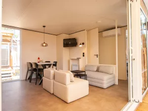 20250710 Lodge Premium dune Jacuzzi 4 pers (36) Salon