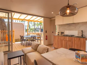 20250710 Lodge Premium dune Jacuzzi 4 pers (41) Salon et Extérieur