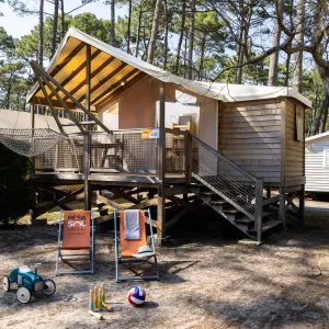 Cabane sur pilotis dans un camping 5 étoiles