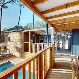 Terrasse et piscine privative d'un chalet Premium