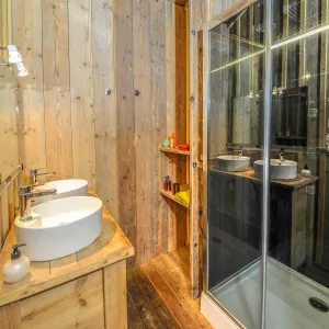 Salle de bain d'un hébergement atypique dans un camping 5 étoiles