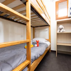 Chambre d'enfant d'un chalet du camping des Landes