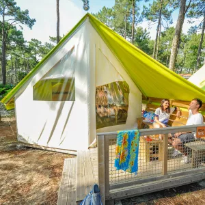 Extérieur d'une Eco tente dans un camping 5 étoiles