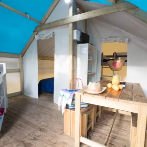 Intérieur d'une Eco tente dans un camping en bord de mer