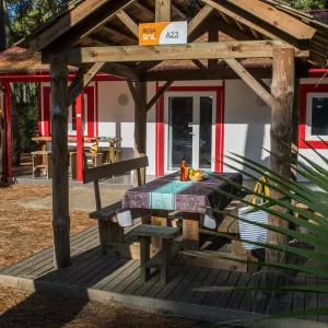 Une paillote devant son chalet bois