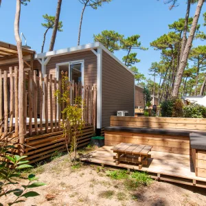 Vue extérieur d'un lodge premium avec jacuzzi