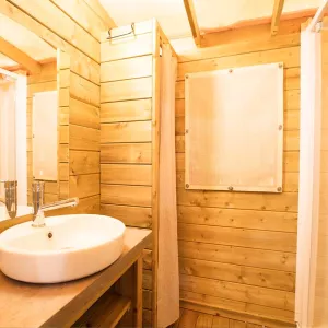 Salle de bain de la Cabane sur Pilotis dans un camping 5 étoiles
