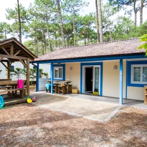 Vue d'un chalet bois et de sa paillote au camping Le Vieux Port