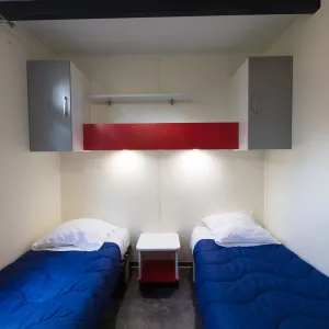 Chambre avec 2 lits simple dans un Chalet Bois