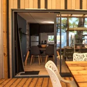 Vue sur la terrasse d'un cottage Premium