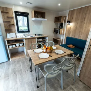 Intérieur co,fort d'une Cabane Bois