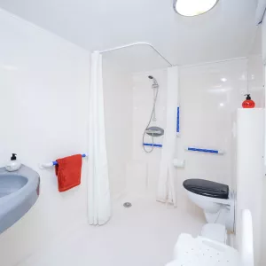 Salle de bain d'un mobil-home 4/6 personne PMR