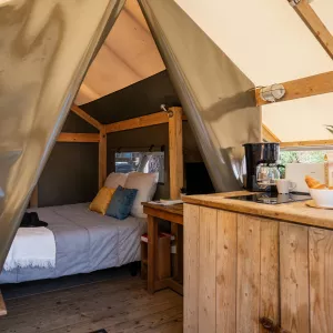 Intérieur de la Tente Duo 2 personnes avec lit double et kitchenette