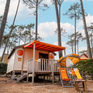 Tente RESASOL 4/5 personnes glamping 21 m² : hébergement tout confort avec 2 chambres, cuisine équipée, salle de bains et terrasse couverte.