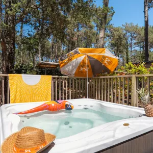 Entrez dans une nouvelle dimension du camping  espace, intimité et jacuzzi privatif… à découvrir dès maintenant.