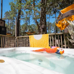 2026_EMPLACEMENT VIP 150 JACUZZI-3 Un emplacement VIP avec jacuzzi privatif, pensé pour se faire plaisir. Découvrez-le en bord d'océan pour le luxe ultime