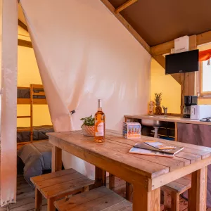 Tente tout confort RESASOL 4/5 personnes : 21 m², ambiance cosy, cuisine équipée, 2 chambres, salle de bains, terrasse couverte.