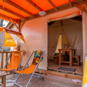 Hébergement glamping RESASOL 21 m² 4/5p : tente originale avec 2 chambres, cuisine complète, douche, WC séparés.