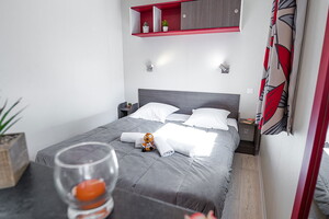 Chambre grand lit Lodge Premium 2/3 personnes dans les Landes au camping Le Vieux Port