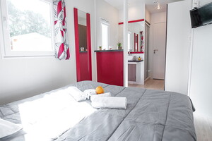 Suite parentale et salle de bains Lodge Premium 2/3 personnes avec jacuzzi dans les Landes au camping Le Vieux Port