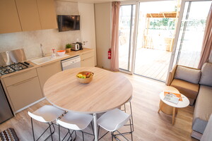 Intérieur et cuisine module suite enfant Cottage Duo Suite Premium jacuzzi 8 personnes dans les Landes au camping Le Vieux Port