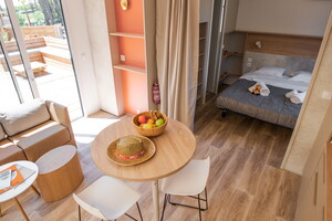 Intérieur module suite parentale Cottage Duo Suite Premium jacuzzi 8 personnes dans les Landes au camping Le Vieux Port