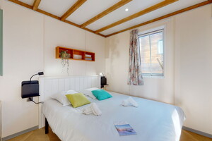 Chambre du chalet Premium 6 personnes au camping 5 étoiles Le Vieux Port à Messanges dans les Landes