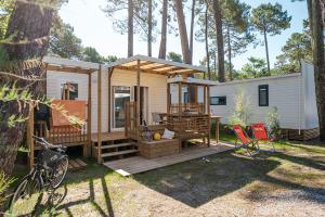 Vue ensemble Lodge Premium 2/3 personnes dans les Landes au camping Le Vieux Port