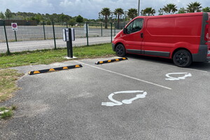 Bornes électriques pour les voitures électriques au camping 5 étoiles Le Vieux Port dans les Landes