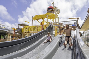 Aquasplash piscine avec enfants au camping 5 étoiles le Vieux port dans les Landes