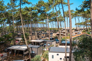 Vue sur les mobil-homes entre les pins du camping 5 étoiles Le Vieux Port dans les Landes