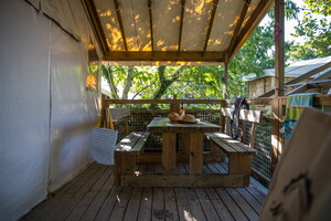 Terrasse de la cabane sur pilotis au camping 5 étoiles Le Vieux Port dans les Landes