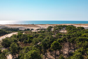 Accès direct à la plage et à l'océan depuis le camping 5 étoiles Le Vieux Port dans les Landes