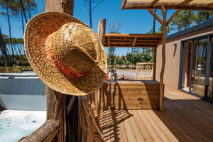 Jacuzzi et terrasse Cottage Duo Suite Premium jacuzzi 8 personnes dans les Landes au camping Le Vieux Port