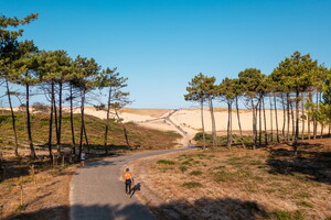 Accès direct à la plage depuis le camping écologique et 5 étoiles Le Vieux Port dans les Landes