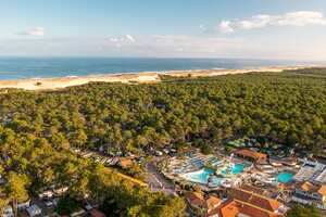 Vue d'ensemble du camping 5 étoiles écologique dans la forêt et au bord de l'océan Atlantique Le Vieux Port dans les Landes