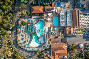 Vue du ciel du parc aquatique blotti entre les pins au camping écologique et 5 étoiles Le Vieux Port dans les Landes