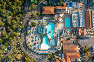 Vue du ciel du parc aquatique blotti entre les pins au camping écologique et 5 étoiles Le Vieux Port dans les Landes