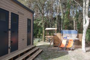 Bloc sanitaire privé  Emplacement VIP 150 jacuzzi 2/6 personnes dans les Landes au camping Le Vieux Port