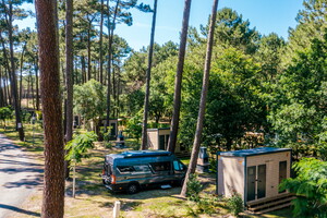 Emplacement VIP pour les caravanes, vans, tentes, camping-cars au camping 5 étoiles Le Vieux Port dans les Landes